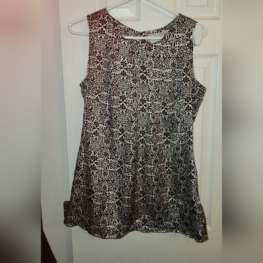 (M) Sleeveless blouse size medium